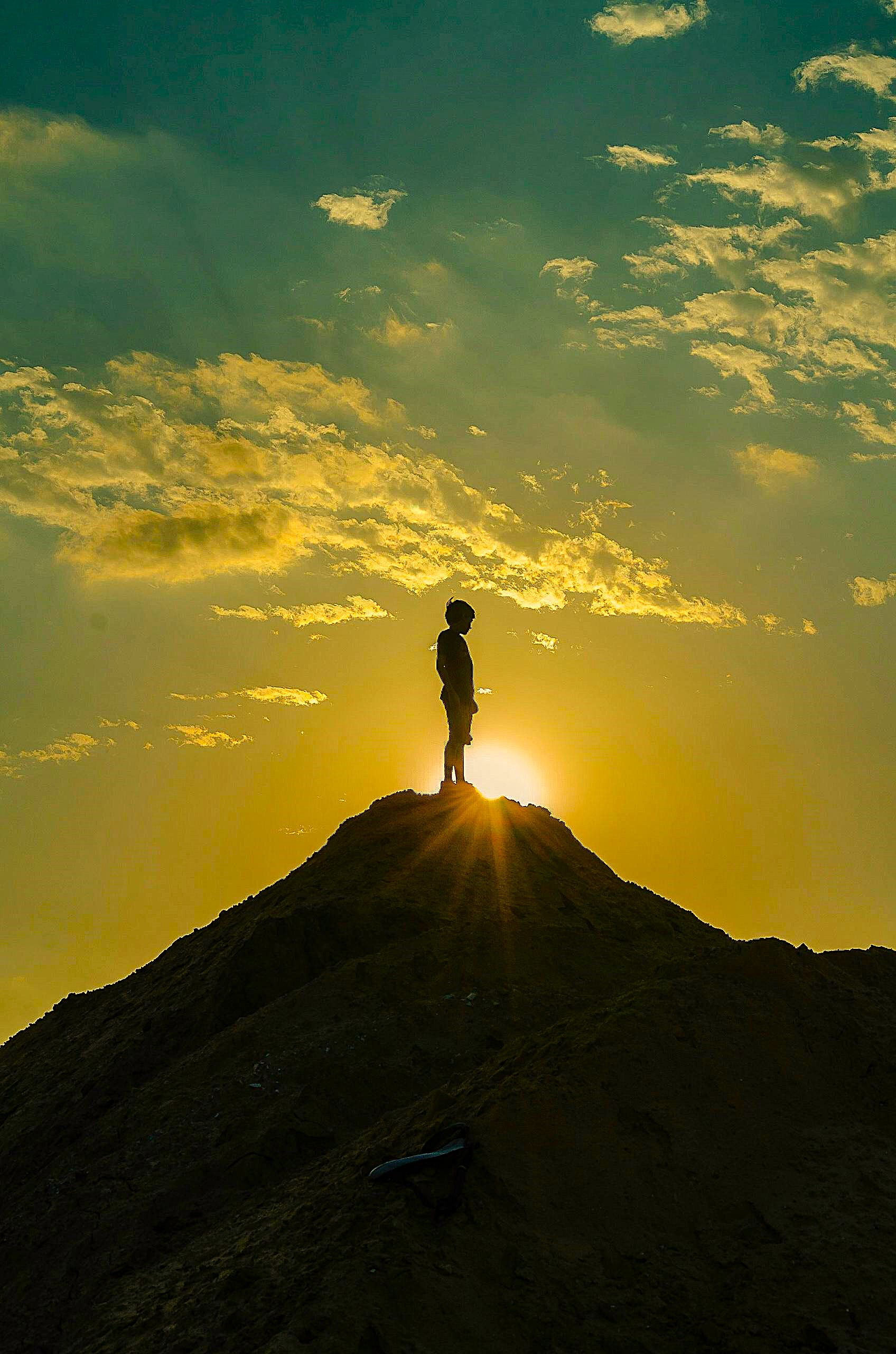 Persona en la cima de una montaña